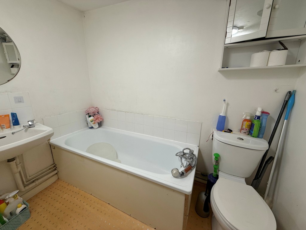 Lot: 134 - FREEHOLD RESIDENTIAL INVESTMENT PROPERTY ARRANGED AS FIVE FLATS - Upstairs 3 suite bathroom